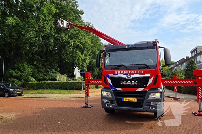 Brandweer verwijdert gevaarlijk hangende takken boven buurtmoestuin moestuin