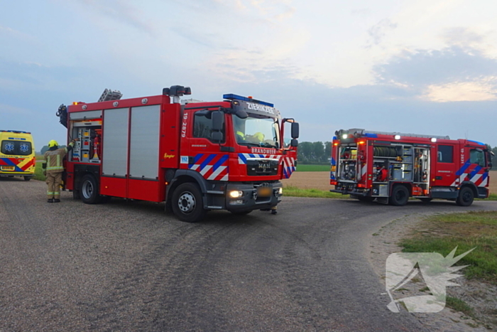 Auto rijdt van dijk af en slaat voorover