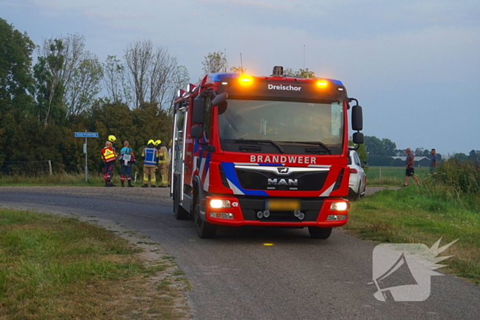 Auto rijdt van dijk af en slaat voorover
