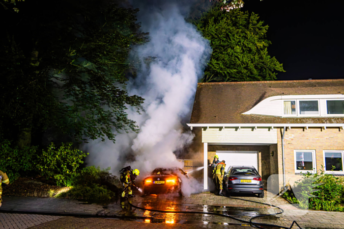 Brand in auto naast woning geblust