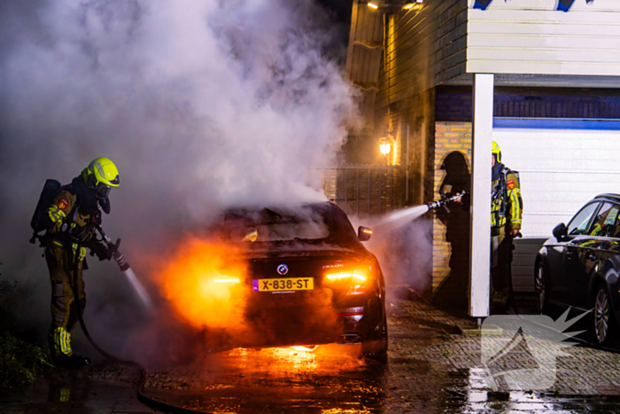 Brand in auto naast woning geblust