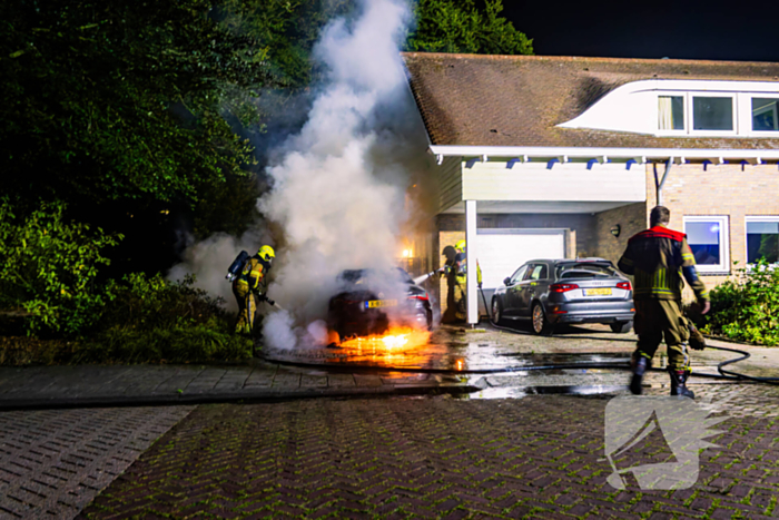 Brand in auto naast woning geblust