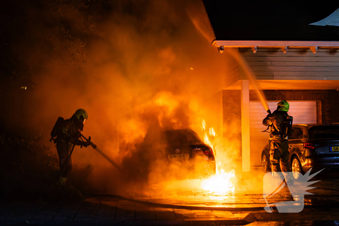 Brand in auto naast woning geblust