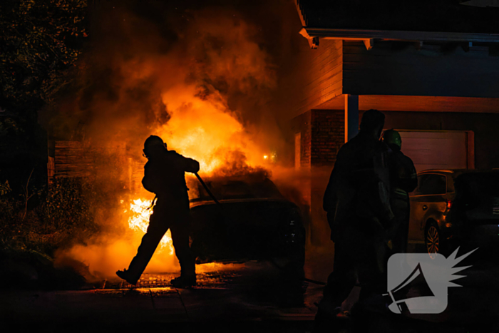 Brand in auto naast woning geblust