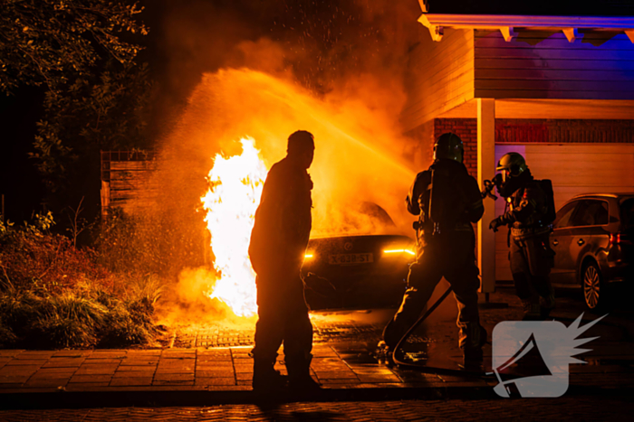 Brand in auto naast woning geblust