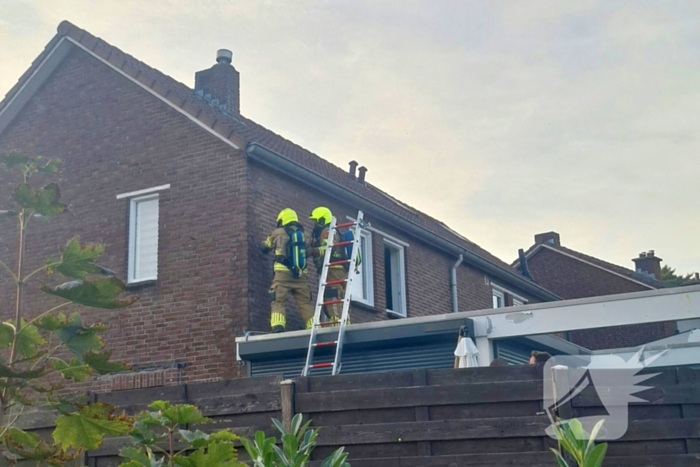 Brandweer sloopt muur om bij brandhaard te komen