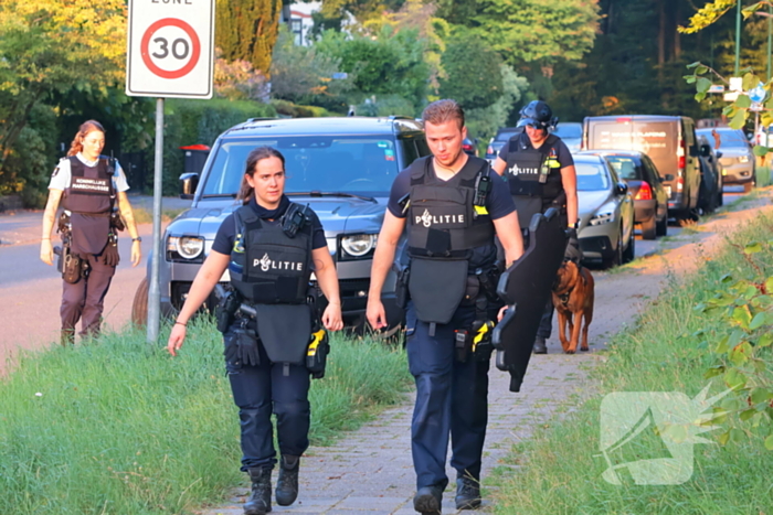 Grootschalige zoekactie met speurhond