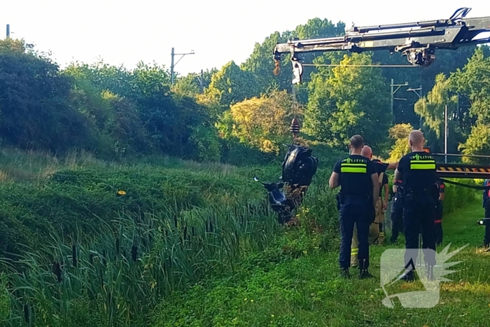 Brandweer haalt scooter boven water