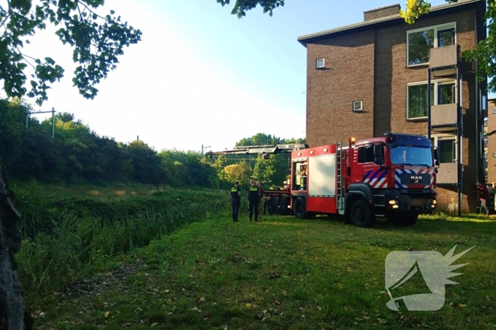 Brandweer haalt scooter boven water