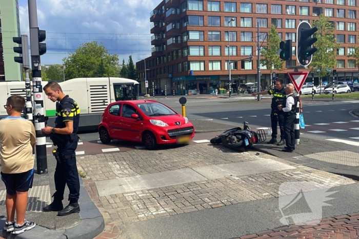Aanrijding leidt tot hoofdletsel scooterrijdster