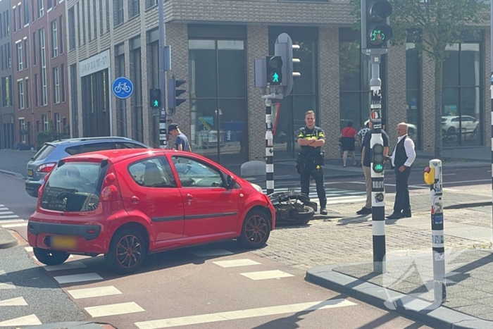 Aanrijding leidt tot hoofdletsel scooterrijdster