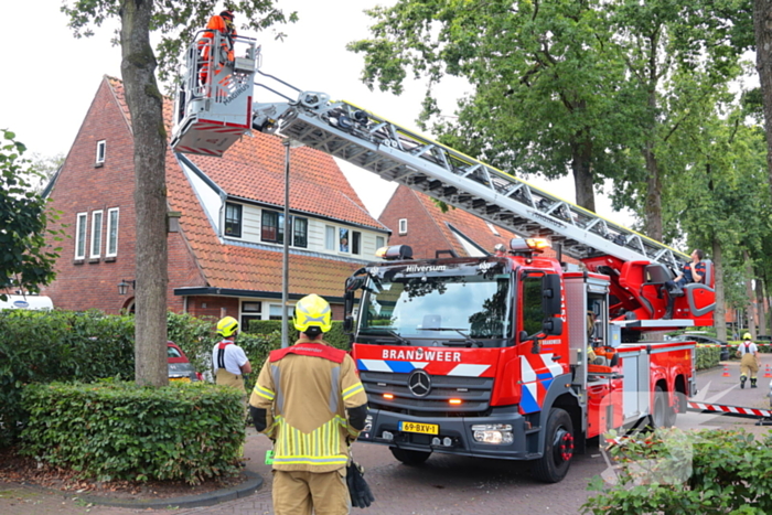 Gevaarlijke tak in boom verwijderd door brandweer