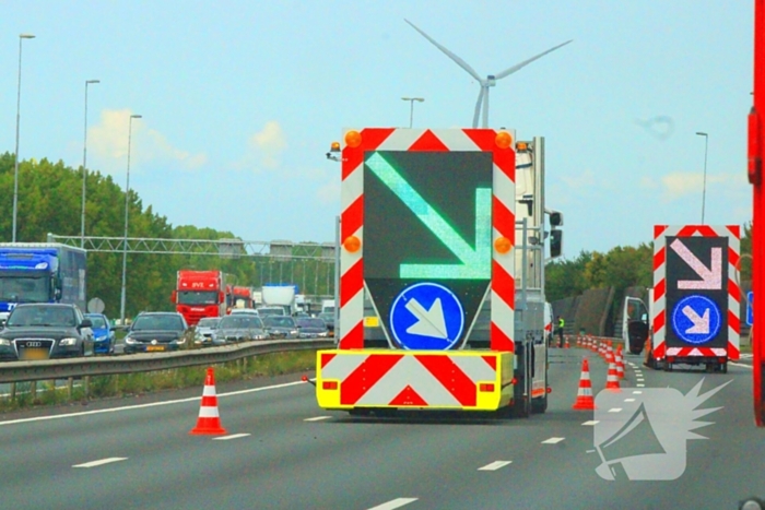 Rijstroken afgesloten na botsing met vrachtwagen