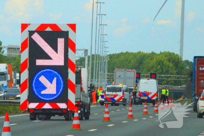 Rijstroken afgesloten na botsing met vrachtwagen
