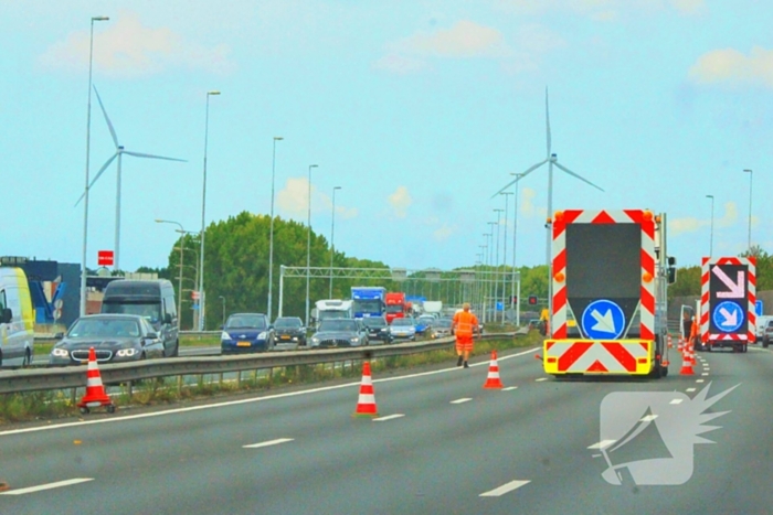Rijstroken afgesloten na botsing met vrachtwagen