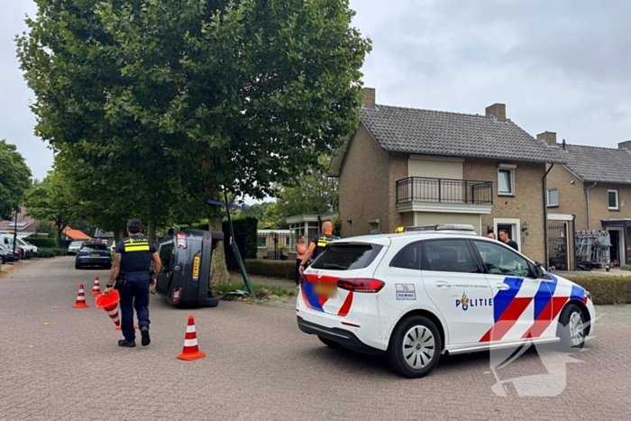 Auto botst tegen lantaarnpaal