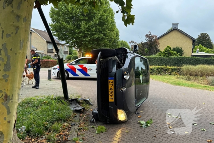 Auto botst tegen lantaarnpaal
