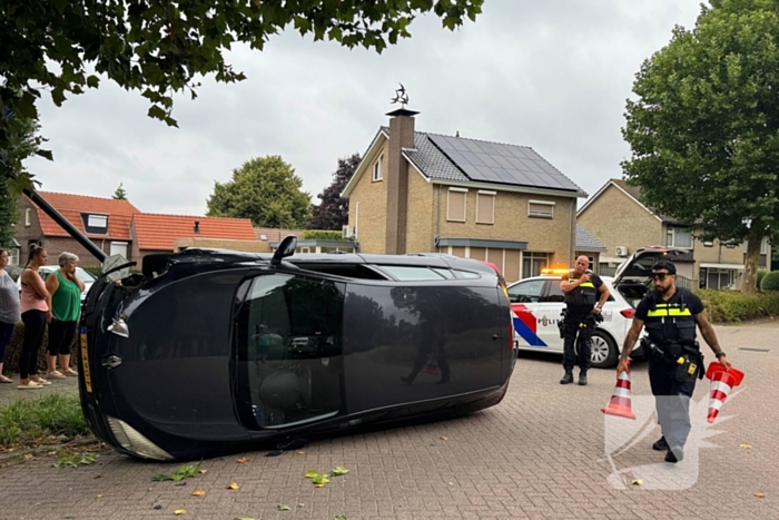 Auto botst tegen lantaarnpaal