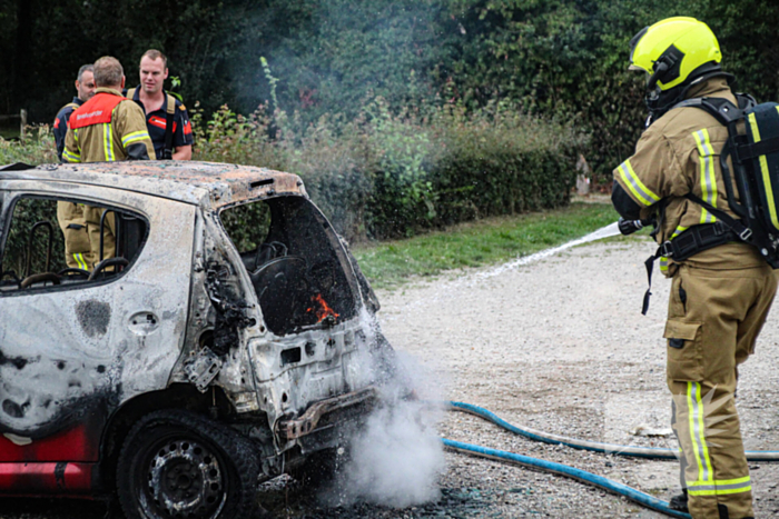 Auto volledig verwoest door brand