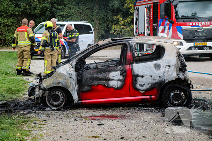 Auto volledig verwoest door brand