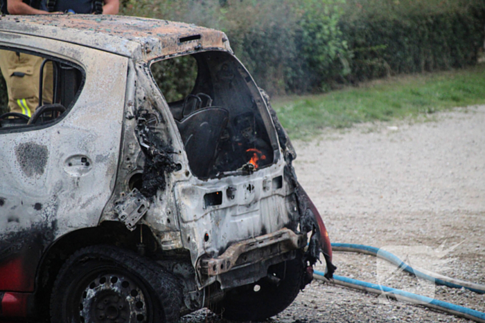 Auto volledig verwoest door brand