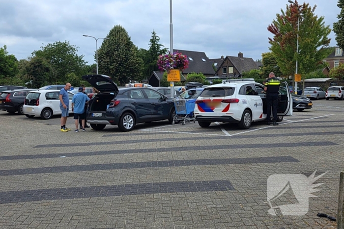 Brommobiel botst op geparkeerde auto