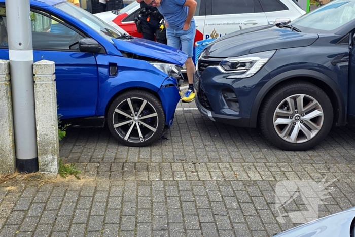 Brommobiel botst op geparkeerde auto