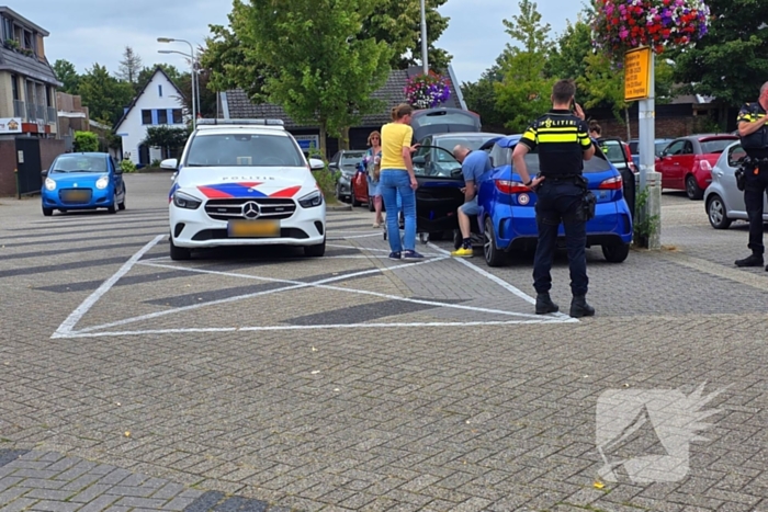 Brommobiel botst op geparkeerde auto