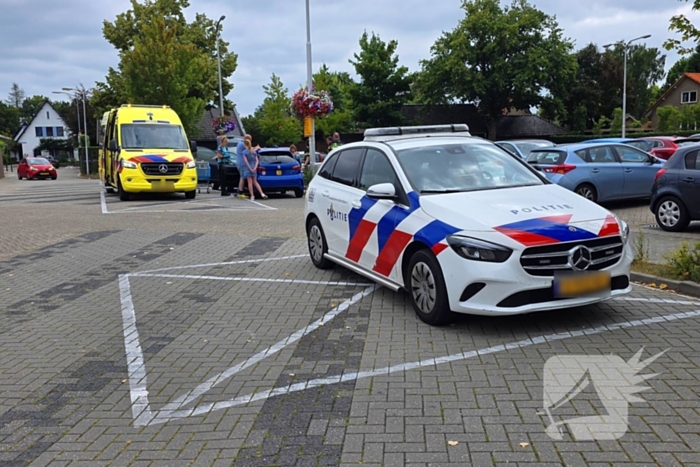 Brommobiel botst op geparkeerde auto