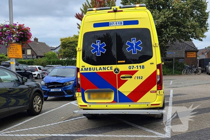 Brommobiel botst op geparkeerde auto
