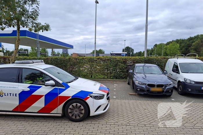 Politie onderzoekt auto zonder voorwiel