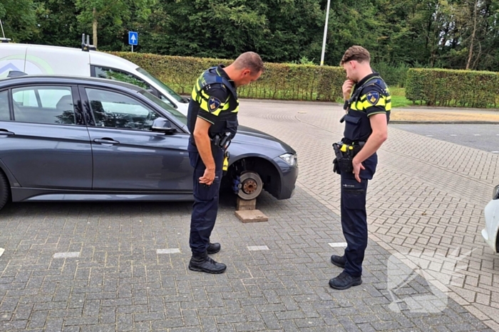 Politie onderzoekt auto zonder voorwiel