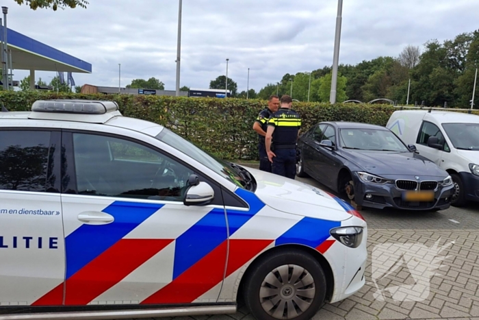 Politie onderzoekt auto zonder voorwiel