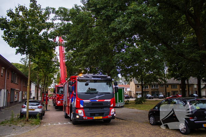 Brandweer verwijdert loshangende takken