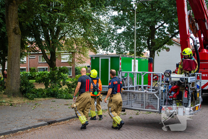 Brandweer verwijdert loshangende takken