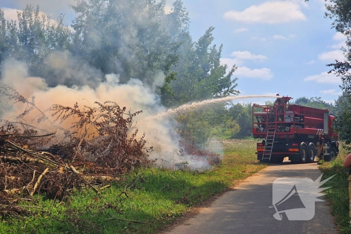 Stapel gesnoeid hout in brand