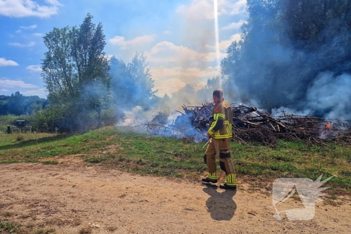 Stapel gesnoeid hout in brand