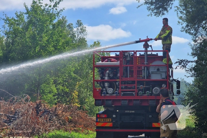 Stapel gesnoeid hout in brand