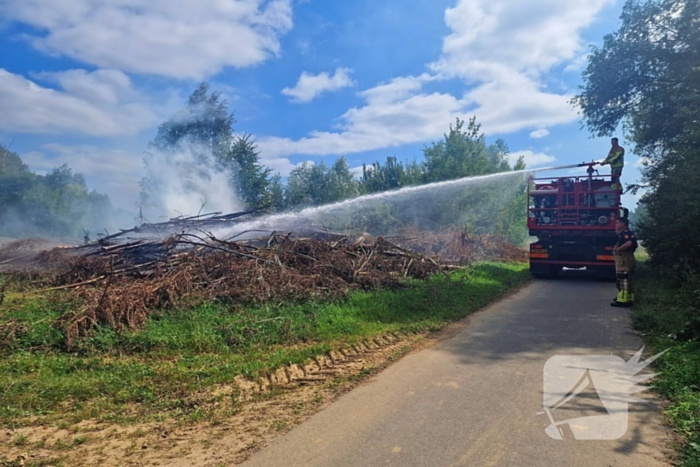 Stapel gesnoeid hout in brand