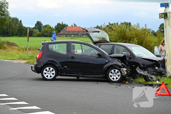 Gewonden en forse schade bij aanrijding