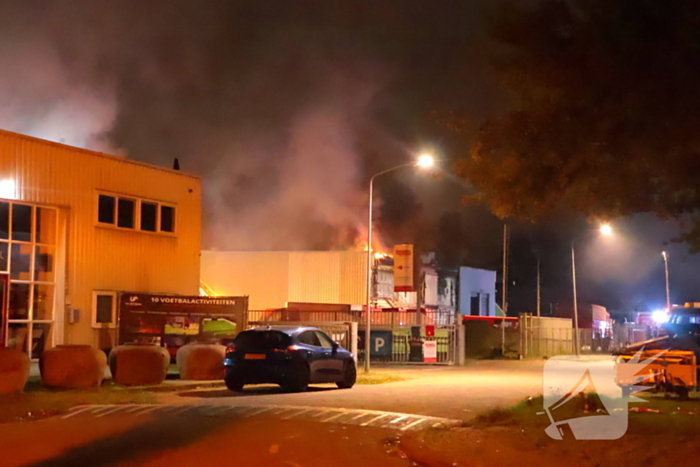 Grote brand in slooppand vergt grote inzet van brandweer