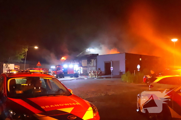 Grote brand in slooppand vergt grote inzet van brandweer