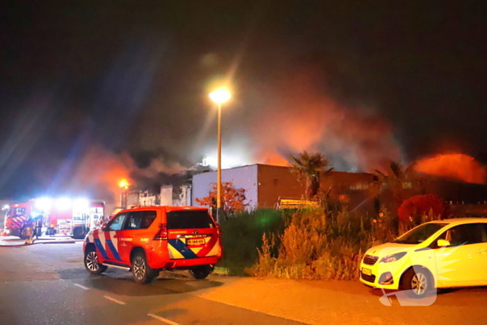 Grote brand in slooppand vergt grote inzet van brandweer