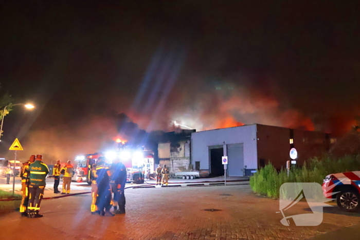 Grote brand in slooppand vergt grote inzet van brandweer