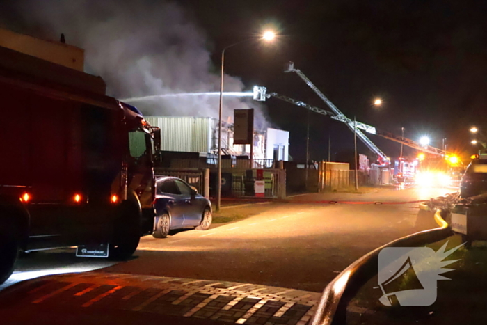 Grote brand in slooppand vergt grote inzet van brandweer