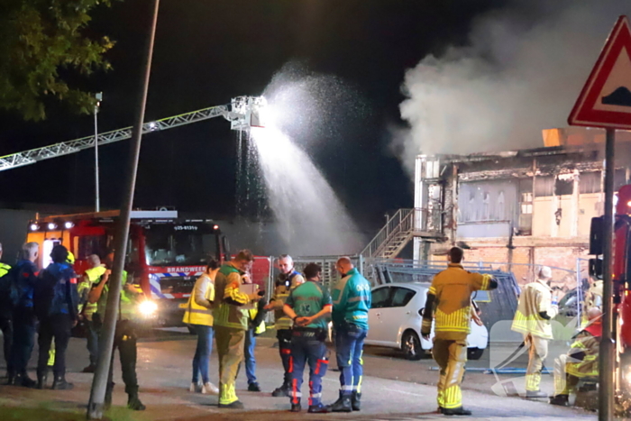 Grote brand in slooppand vergt grote inzet van brandweer