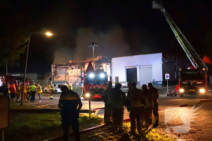Grote brand in slooppand vergt grote inzet van brandweer