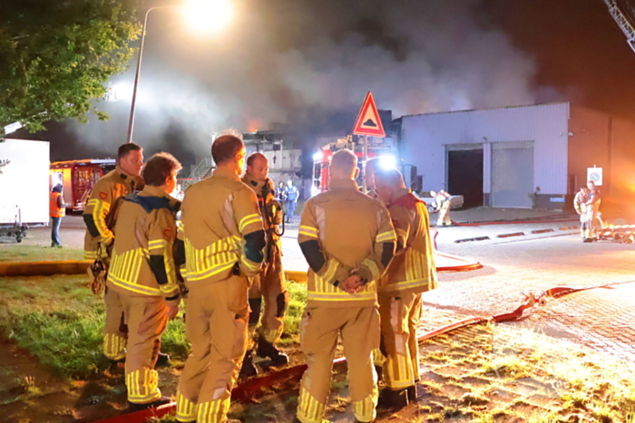 Grote brand in slooppand vergt grote inzet van brandweer
