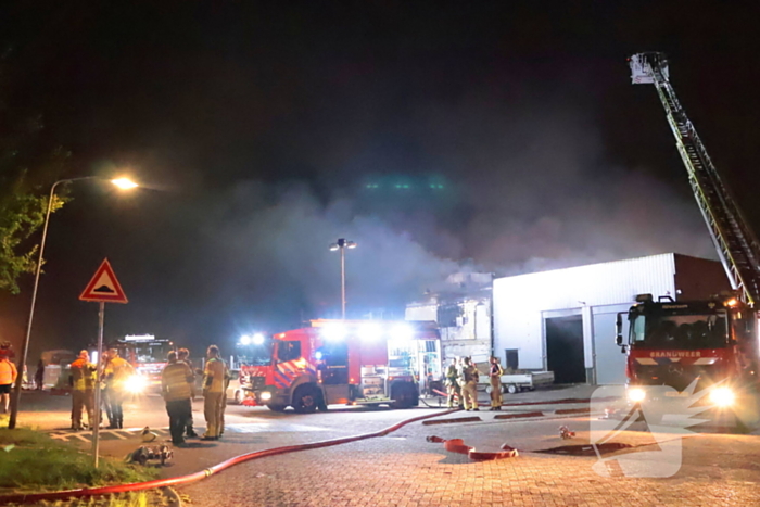 Grote brand in slooppand vergt grote inzet van brandweer