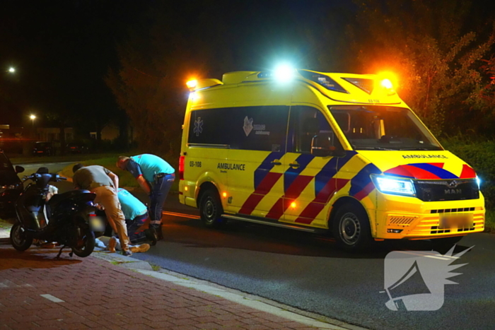 Scooterrijder onderuit in bocht